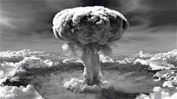 Quả bom Castle Yankee đã được phát nổ vào ngày 04/05/1954, và cũng là vụ nổ lớn thứ 2 của nước Mỹ trong chiến dịch Castle, với sức công phá là 13,5 megaton. Bụi phóng xạ của nó lan đến tận Mexico City cách nơi thử nghiệm khoảng hơn 11.000km chỉ trong 4 ngày.