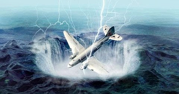 Năm 1955, một chiếc máy bay bị mất tích khi bay qua Tam giác quỷ Bermuda đã bay trở lại sân bay đã định ban đầu vào năm 1990. Hai phi công được cho là đã chết cũng trở về an toàn.