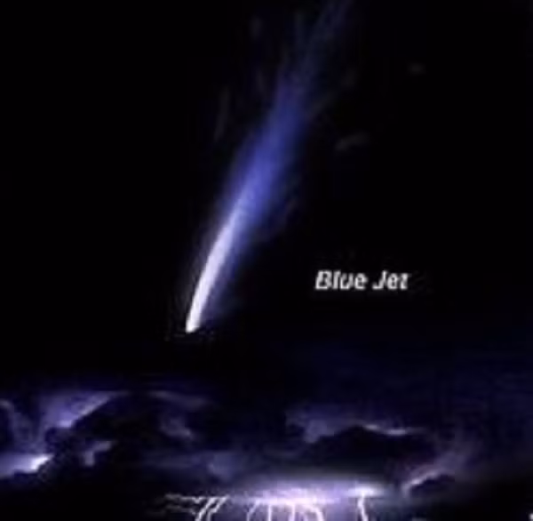 Hiện tượng sét xanh kỳ lạ này hình thành phía trên các đám mây bão. Nó trông giống như một ngôi sao băng và di chuyển trong tầng điện ly cách mặt đất khoảng 40 km đến 80 km.