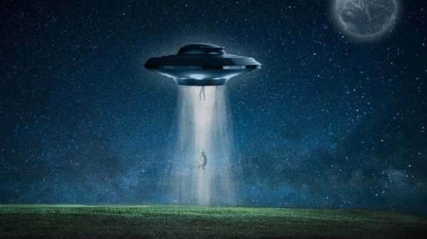 Parks còn tuyên bố, khi ông mới 3 tuổi, một người ngoài hành tinh cao 2,4 mét và ăn mặc như người phục vụ đến giúp chữa bệnh thủy đậu cho ông khi mẹ ông ra ngoài và để ông ở nhà. Sau đó, ở tuổi 11, “mẹ ruột” của ông thậm chí còn đưa ông đi tham quan trên phi hành cơ của ngoại tinh nhân.