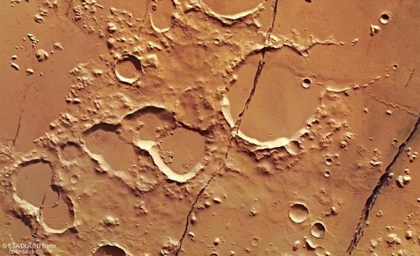 Tàu đổ bộ InSight của NASA hạ cánh trên sao Hỏa vào tháng 11-2018 đã không ngừng tìm ra các bằng chứng cho thấy Sao Hỏa hiện tại đang sống dậy "ầm ầm".