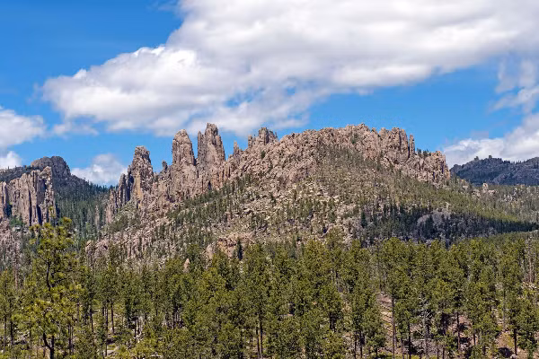 Các hóa chất trong nước gồm axit sunfuric và sắt hòa tan đi ra ngoài dưới dạng chất rắn tạo thành các chất cặn màu đỏ, cam và vàng cho nước.