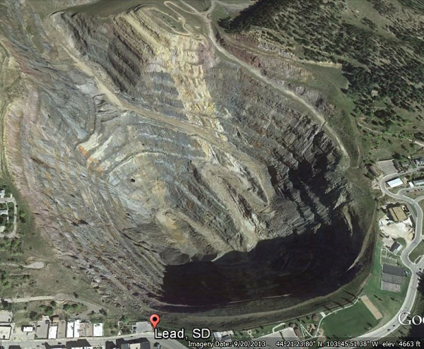 Tuy nhiên, khu vực rừng ở đây được biết đến là nơi khai thác vàng và sản xuất gỗ, điều này có thể cho thấy rằng ngành công nghiệp khai thác là nguyên nhân gây ra sự đổi màu của hồ.