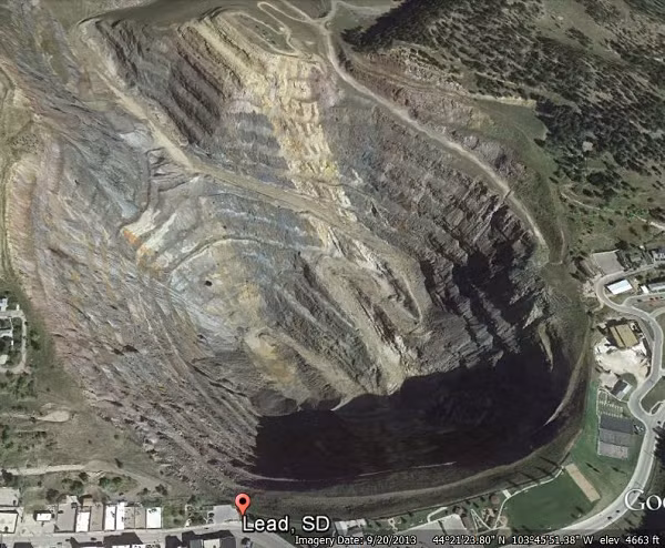 Tuy nhiên, khu vực rừng ở đây được biết đến là nơi khai thác vàng và sản xuất gỗ, điều này có thể cho thấy rằng ngành công nghiệp khai thác là nguyên nhân gây ra sự đổi màu của hồ.