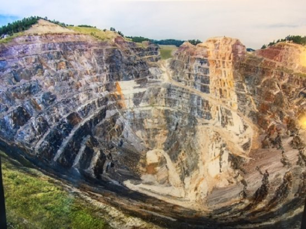 Homestake ở Black Hills là mỏ vàng chính trong rừng cho đến khi nó bị đóng cửa vào năm 2001.