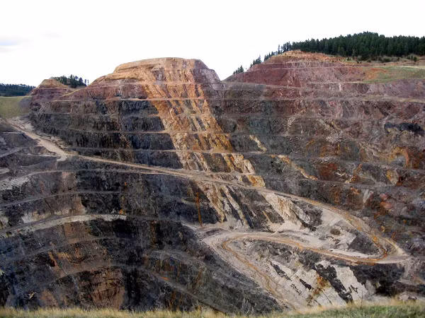 Hệ thống thoát nước có tính axit, chứa nhiều kim loại từ các mỏ than bỏ hoang có thể ảnh hưởng xấu đến hệ sinh thái thủy sinh.