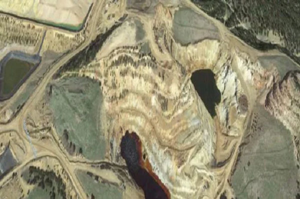 Bức ảnh chụp từ trên không bí ẩn cho thấy một hồ nước có màu đỏ ở Rừng Quốc gia Black Hills, Mỹ kèm dòng chú thích:"Tôi nghĩ rằng tôi đã tìm thấy một "hồ máu" ở Nam Dakota ..."