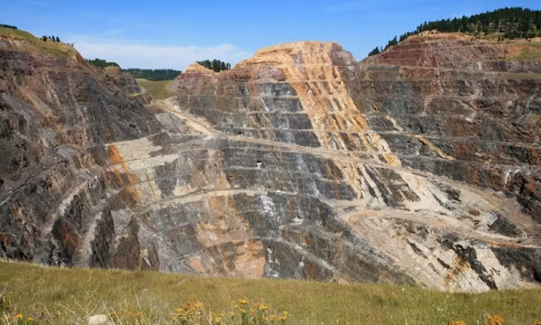 Các vấn đề liên quan đến hệ thống thoát nước của mỏ còn khiến nước uống bị ô nhiễm, gây ra tác động ăn mòn của axit đối với cơ sở hạ tầng như cây cầu, làm sự phát triển và sinh sản của thủy sinh vật bị gián đoạn.