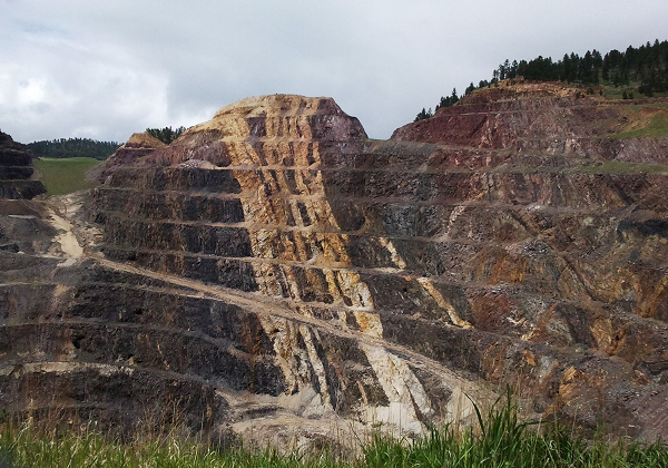 Nhưng đến tận ngày nay, bang này vẫn tiếp tục dựa vào các nhà máy điện chạy bằng than và dầu mặc dù một số đập dọc sông Missouri được sử dụng để sản xuất thủy điện.