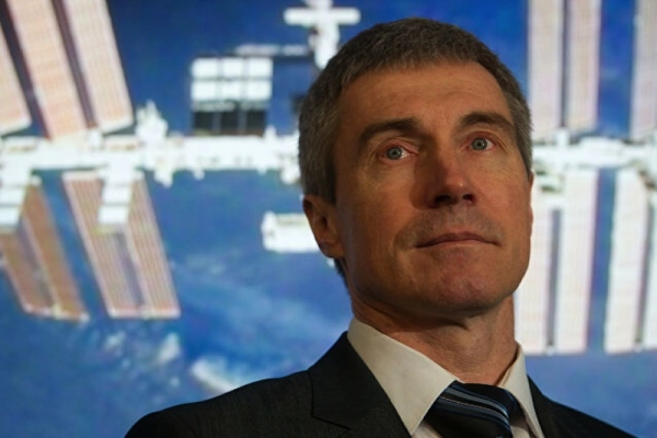 Điều này có nghĩa là thời gian của các phi hành gia sẽ nhanh hơn một chút và khi họ quay trở lại Trái đất, thì họ đã phải "quay trở lại" quá khứ so với khi họ ở trong không gian vũ trụ