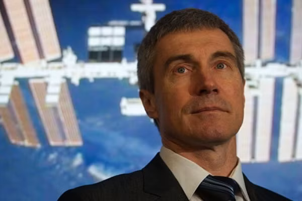 Điều này có nghĩa là thời gian của các phi hành gia sẽ nhanh hơn một chút và khi họ quay trở lại Trái đất, thì họ đã phải "quay trở lại" quá khứ so với khi họ ở trong không gian vũ trụ