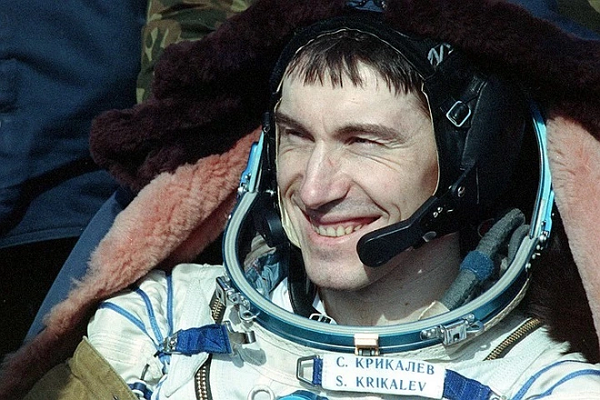 Như vậy, cả hai đồng hồ phải được đồng bộ hóa khá thường xuyên để đảm bảo chúng cùng tuân theo một mốc thời gian.