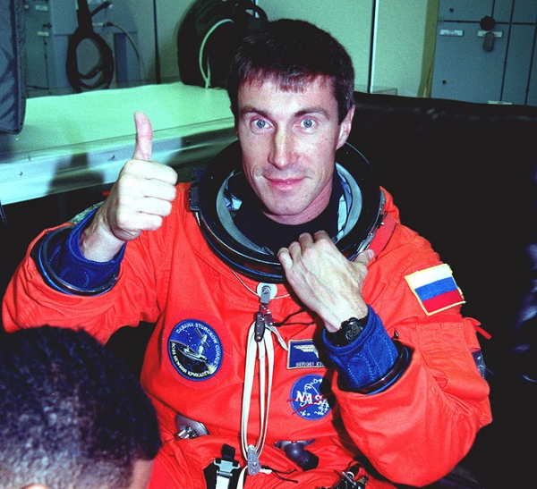 Ngoài ra, còn một cách khác để du hành thời gian, đó là đặt mình vào phía rìa của hố đen vũ trụ. Lực hấp dẫn khổng lồ của hố đen là đủ để bẻ cong không - thời gian, khiến cho thời gian trôi chậm lại.