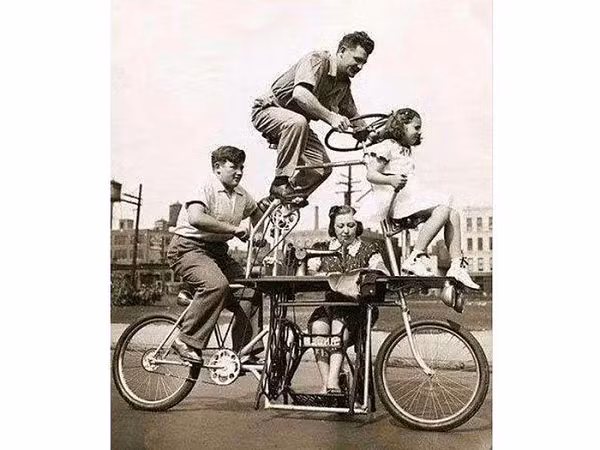“Chiếc xe đạp ngốc nghếch” được Charles Steinlauf phát minh vào năm 1939 phù hợp với một gia đình có quy mô nhỏ cần đi ra ngoài. Thậm chí còn có một không gian cho các bà mẹ may vá, vì thời đó phụ nữ chủ yếu làm việc này như một công việc vặt.