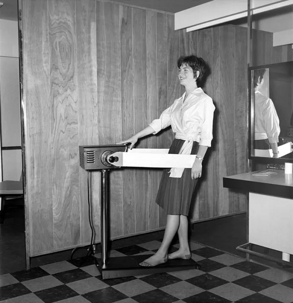 Máy cắt tỉa hông là một loại đai rung được sử dụng để giảm mỡ. Nó là một máy giảm béo đã trở nên phổ biến trong những năm 1950 và 1960. Trước đây, nhiều người sử dụng nó vì muốn có cặp đùi và vòng bụng săn chắc mà không cần phải gắng sức nhiều.