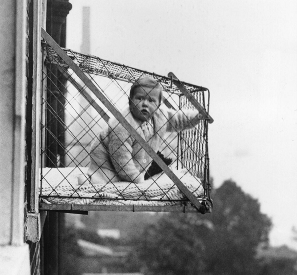 Lồng ngủ mái hiên được phát minh với mục đích giúp “treo” em bé lơ lửng bên ngoài (một căn phòng) để phơi nắng và… hóng gió, tận hưởng không khí trong lành ra đời vào năm 1930.