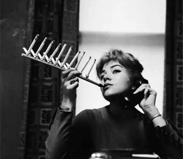 Vào khoảng những năm giữa thế kỷ 20, khi con người chưa có đủ kiến thức để hiểu biết về các tác hại của thuốc lá cũng như để việc kinh doanh mặt hàng này trở nên trôi chảy, thu hút hơn, các phát minh nhằm “nâng tầm” việc hút thuốc đã ra đời. Có lẽ đối với người xưa, một lần hút một điếu hẳn là chưa đủ nên phải hút hẳn… dăm ba điếu…