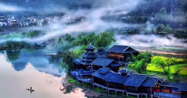 Nhưng đột nhiên vào một đêm nọ trong khoảng thời gian từ những năm Quang Đạo đến những năm Quang Tự của nhà Thanh, toàn bộ dân làng đã biến mất tập thể một cách bí ẩn. Hơn 1.000 người của ngôi làng này chỉ có ghi chép về ngày tháng năm sinh, “còn chết vào khi nào, không có ghi chép, xuất hiện khoảng trống”.