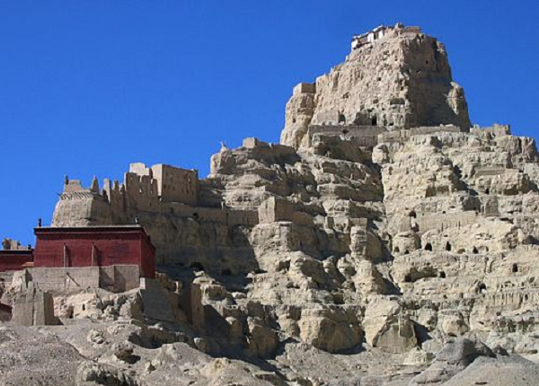 Tuy nhiên, từ các bản ghi chép cho thấy, cuộc thảm sát và cướp bóc do chiến tranh gây ra không đủ để tiêu diệt nền văn minh Guge, nhưng sự biến mất của nền văn minh Guge và sự biến mất của nền văn minh Maya có điểm tương đồng vô cùng khó tin: cả hai đều xảy ra một cách đột ngột lạ thường.