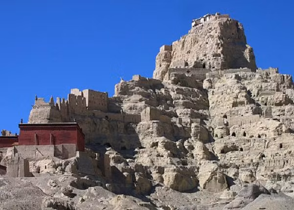 Tuy nhiên, từ các bản ghi chép cho thấy, cuộc thảm sát và cướp bóc do chiến tranh gây ra không đủ để tiêu diệt nền văn minh Guge, nhưng sự biến mất của nền văn minh Guge và sự biến mất của nền văn minh Maya có điểm tương đồng vô cùng khó tin: cả hai đều xảy ra một cách đột ngột lạ thường.