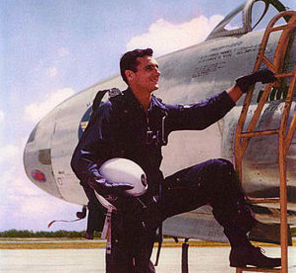 Ngày 23 tháng 11 năm 1953, bộ điều khiển radar tại Căn cứ Không quân Kinross, Michigan, Mỹ đã phát hiện ra một vật thể bay không xác định trong vùng cấm bay của Mỹ. Không quân Mỹ ngay lập tức phái một chiếc máy bay chiến đấu F-89 “Scorpion” đi điều tra.