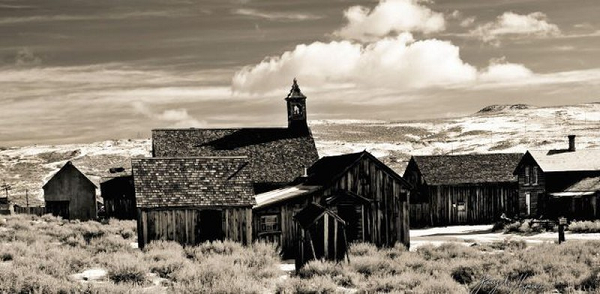 Có tin đồn cho biết, khi sự việc xảy ra, có người nhìn thấy có mấy vật thể bay không xác định (UFO) bay ngang qua, các loài rắn ở trong núi Tần Lĩnh kéo nhau bò ra ngoài. "Dạ ly miêu" là mật danh của sự kiện này, hiện nay sự kiện này đã bị cấm, chân tướng sự thật như thế nào, người ta không thể nào điều tra được nữa.