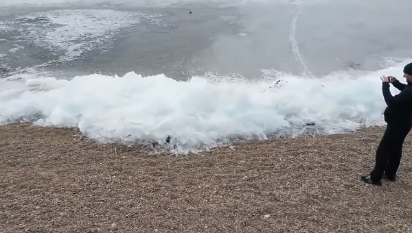 Điều kiện cần thiết để tạo ra "sóng thần băng" là phải có các vết nứt lớn trên mặt băng của hồ, tạo ra nhiều tảng băng trôi nổi tự do trên mặt hồ bắt đầu tan chảy. Sau đó, cần phải có gió mạnh thổi ít nhất 12 giờ liên tục.