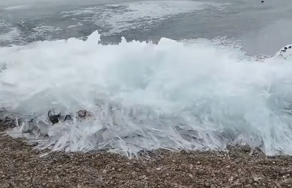 Lực đẩy của gió làm tăng tốc các tảng băng khổng lồ về phía bờ. Tuy băng di chuyển chậm, nhưng dường như không thứ gì có thể ngăn cản được nó. Băng vỡ ra, xếp chồng lên nhau khi tiếp cận với mặt đất.