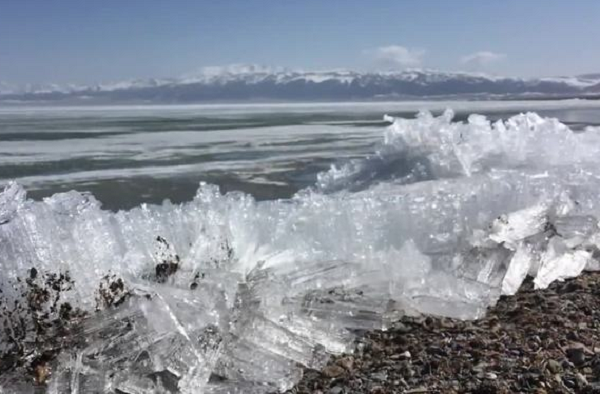 Hiện tượng "sóng thần băng" thường xảy ra tại các hồ nước lớn ở Canada, phía bắc nước Mỹ và hồ Baikal, Nga. Nó làm tắc nghẽn đường đi trên bờ hồ, gây tổn hại đến cây cối và các tòa nhà.