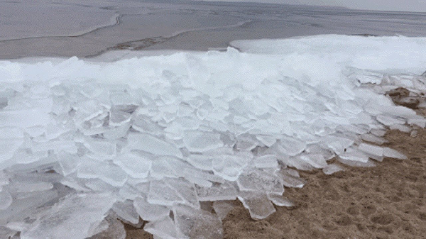 Nhưng băng không bắt đầu hình thành cho đến giữa mùa đông, rất lâu sau khi bắt đầu các đợt băng giá nghiêm trọng ở Siberia. Khi các sông và hồ khác bị đóng băng từ lâu trong năm, Baikal vẫn chống lại sự hình thành băng. Sóng lạnh của nó đập vào bờ và trang trí các tảng đá ở bờ biển với các hoa văn băng giá.