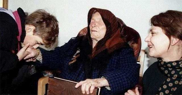 Người ta cho rằng, khả năng tiên tri của bà là do nhận được thông tin từ chính những nhân vật kỳ lạ mà người thường không bao giờ thấy được. Vanga có thể giao tiếp với họ nhưng không thể biết được nguồn gốc của họ.