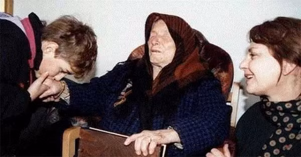 Người ta cho rằng, khả năng tiên tri của bà là do nhận được thông tin từ chính những nhân vật kỳ lạ mà người thường không bao giờ thấy được. Vanga có thể giao tiếp với họ nhưng không thể biết được nguồn gốc của họ.