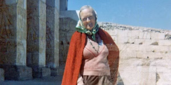 Từ năm 10 đến năm 12 tuổi, cô bé nhiều lần viếng thăm bảo tàng, dành hầu hết thời gian rảnh của mình ở đó. Dorothy làm quen với ông E.A Wallis Budge, người quản lý các món cổ vật Ai Cập trong bảo tàng. Ấn tượng mạnh mẽ với nhiệt huyết và vốn kiến thức của cô bé về Ai Cập cổ đại, ông đã khuyến khích Dorothy đi học chữ tượng hình.