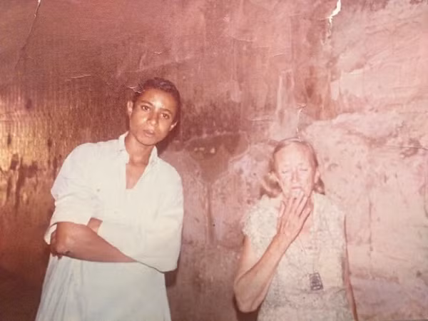 Cô bắt đầu tham gia một lớp về chữ tượng hình và người giáo viên kinh ngạc với khả năng tiếp thu nhanh chóng của cô đối với một môn học thông thường cần nhiều năm để nắm bắt.