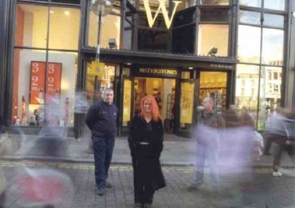 Cô đi dạo khắp cửa hàng và chọn một vài mặt hàng trẻ em như áo len, yếm em bé và găng tay. Cô rất ngạc nhiên khi thấy chúng có giá rất rẻ, nhưng nghĩ rằng chúng được giảm giá do cửa hàng mới mở. Đem chúng đến quầy, cô đã cố thanh toán bằng thẻ tín dụng, nhưng nhân viên nhìn cô đầy nghi ngờ và đi gặp người quản lý.