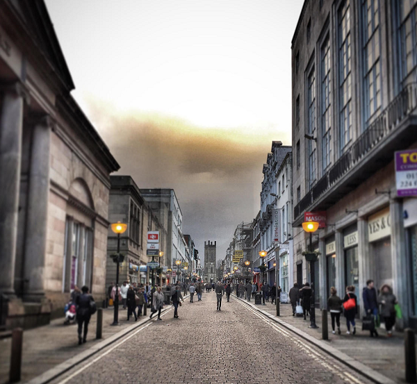 Một vài phút sau, Frank nói lời tạm biệt và đến cửa hàng của mình, sau đó trở lại gặp vợ. Sau khi đến đường Bold Street Frank chợt nhận ra rằng mọi thứ không giống như thường ngày. Ông nhìn vào những chiếc xe tải đang lưu thông và nhận ra tất cả chúng là loại xe cổ mà mọi người hay lái vào những năm 50 hay 60.