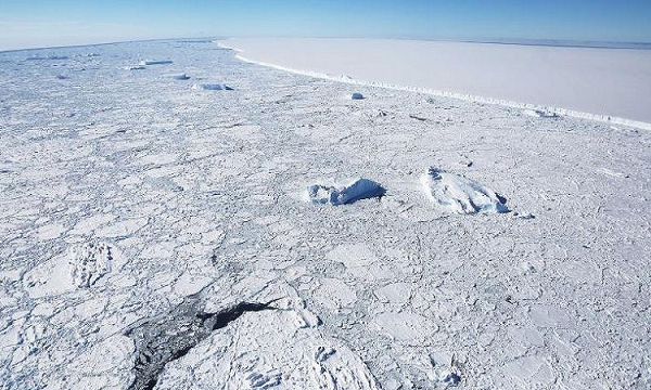 Các thềm băng có thể trở nên bất ổn theo nhiều cách. Đối với Larsen A, B và C, có bằng chứng gió phơn, không khí ấm khô thổi xuống triền núi sau khi không khí lạnh ẩm bốc lên ở mặt bên kia.