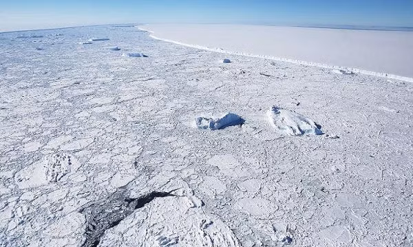 Các thềm băng có thể trở nên bất ổn theo nhiều cách. Đối với Larsen A, B và C, có bằng chứng gió phơn, không khí ấm khô thổi xuống triền núi sau khi không khí lạnh ẩm bốc lên ở mặt bên kia.