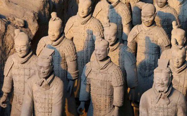 Sau đó, những người thợ sẽ bắt đầu tự do chạm khắc những đường nét trên khuôn mặt. Vì thế, những khuôn mặt của các bức tượng trong lăng mộ Tần Thủy Hoàng không trùng hợp hoàn toàn. Cũng nhờ vậy, việc tạo ra đội quân binh mã với cả nghìn khuôn mặt không phải là điều không quá khó khăn.