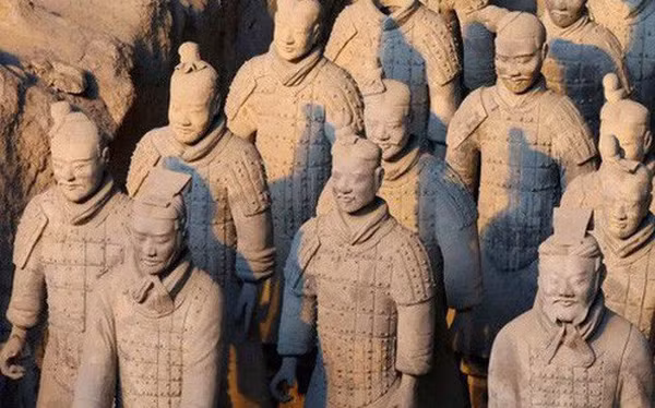 Sau đó, những người thợ sẽ bắt đầu tự do chạm khắc những đường nét trên khuôn mặt. Vì thế, những khuôn mặt của các bức tượng trong lăng mộ Tần Thủy Hoàng không trùng hợp hoàn toàn. Cũng nhờ vậy, việc tạo ra đội quân binh mã với cả nghìn khuôn mặt không phải là điều không quá khó khăn.