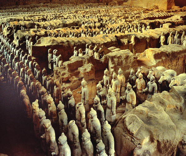 Người Trung Quốc có câu rằng: “Nếu không phải là nghìn tượng nghìn mặt thì sẽ là nghìn tượng chín trăm mặt”. Điều này chứng tỏ, các chiến binh đất nung trong lăng mộ của Tần Thủy Hoàng được chạm khắc hoàn toàn riêng biệt, mỗi tượng sẽ có một gương mặt khác nhau, không tượng nào trùng với tượng nào.