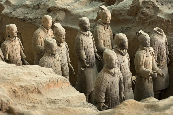 Theo đó, các thợ thủ công thời Tần phải khắc tên của mình lên sản phẩm để dễ dàng quản lý và kiểm tra chất lượng. Đến thời điểm hiện tại, các nhà khảo cổ đã tìm thấy hơn 80 cái tên trên các chiến binh nhà Tần, còn lại hầu hết đều được giấu kín.