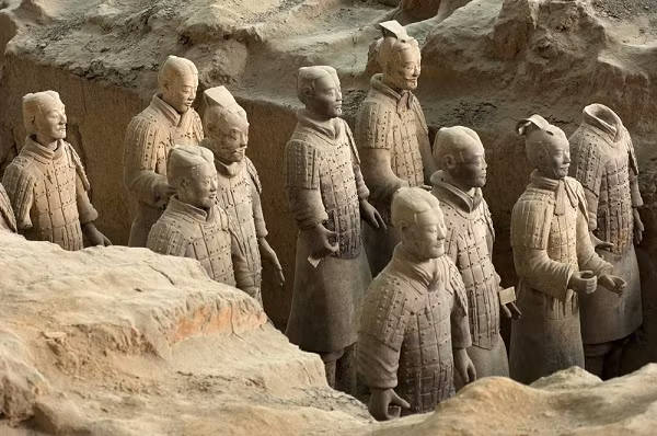 Theo đó, các thợ thủ công thời Tần phải khắc tên của mình lên sản phẩm để dễ dàng quản lý và kiểm tra chất lượng. Đến thời điểm hiện tại, các nhà khảo cổ đã tìm thấy hơn 80 cái tên trên các chiến binh nhà Tần, còn lại hầu hết đều được giấu kín.