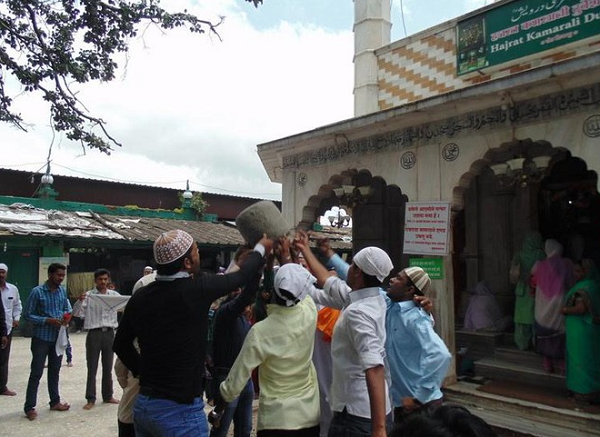 Trước sự việc hòn đá Levitating kỳ bí, một số người cho rằng, phép màu không có thật. Hòn đá "bay" lên được là do 11 người nhấc lên.