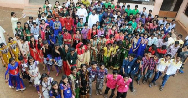 Khoảng 2.000 gia đình sống ở Kodinhi tính đến năm 2008 và có khoảng 220 cặp sinh đôi. Mặc dù Ấn Độ là một trong những quốc gia có tỷ lệ sinh đôi thấp nhất thế giới, nhưng ngôi làng này được biết đến là nơi có tỷ lệ sinh đôi cao bất thường.