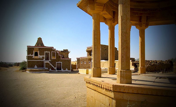 Kuldhara đã từng là nhà của hơn 1.500 dân Paliwal Brahmins. Tuy nhiên, điều huyền bí ở đây là mỗi một cư dân của 85 ngôi làng khác nhau thuộc vùng Kuldhara đều biến mất khỏi nhà chỉ trong một đêm.