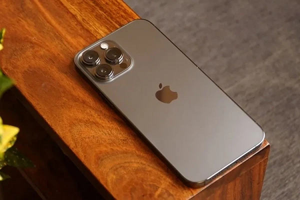 Theo MacRumors, iPhone 14 Pro và iPhone 14 Pro Max sẽ có camera sau lồi lên nổi bật hơn so với những phiên bản năm ngoái, mang lại độ dày tổng thể lên đến 12,02mm (cặp iPhone 13 Pro có độ dày lên tới 11,45mm).