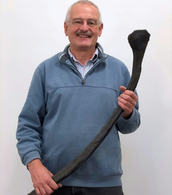 Hóa thạch con thứ nhất và thứ hai gồm xương sườn và đốt sống mà các mô hình tính toán tiết lộ khi còn sống chúng lần lượt dài 21 và 15 m. Con thứ ba chỉ còn một chiếc răng dài 15 cm, rộng 6 cm, tiết lộ khi còn sống nó phải dài tới 54 m.