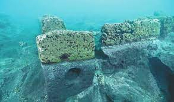 Thật không may cho thành phố, một sự kiện núi lửa dưới nước, bắt đầu khoảng 2.000 năm trước, diễn ra âm ỉ vài thế kỷ, đã gây nên những xáo trộn khu vực đáy hồ.