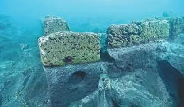 Thật không may cho thành phố, một sự kiện núi lửa dưới nước, bắt đầu khoảng 2.000 năm trước, diễn ra âm ỉ vài thế kỷ, đã gây nên những xáo trộn khu vực đáy hồ.